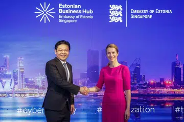 PERKUKUH KERJASAMA: Timbalan Perdana Menteri Singapura, Encik Lawrence Wong (kiri) berjabat tangan dengan Perdana Menteri Estonia, Cik Kaja Kallas semasa pembukaan Kedutaan Estonia dan Hab Perniagaan Estonia pada Isnin.