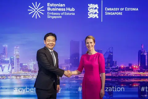 PERKUKUH KERJASAMA: Timbalan Perdana Menteri Singapura, Encik Lawrence Wong (kiri) berjabat tangan dengan Perdana Menteri Estonia, Cik Kaja Kallas semasa pembukaan Kedutaan Estonia dan Hab Perniagaan Estonia pada Isnin.