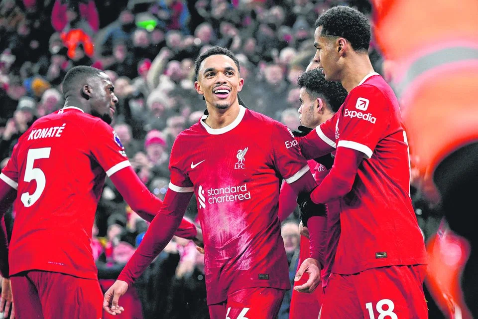 TIDAK PUTUS ASA: Walau ketinggalan dua kali dalam perlawanan dengan Fulham, Liverpool tidak berputus asa dan dua gol lewat jaringan Wataru Endo dan Trent Alexander-Arnold membantu ia menang 4-3. 