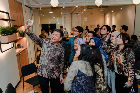 Pelajar universiti dari Indonesia bergambar bersama Duta Besar Singapura ke Indonesia, Encik Kwok Fook Seng (paling kiri) dalam majlis penyampaian anugerah yang merangkumi bantuan kewangan untuk pengajian mereka, serta akses kepada penempatan latihan industri di syarikat-syarikat  Dewan Perniagaan dan Perusahaan Singapura di Indonesia (SingCham) yang beroperasi di Indonesia.