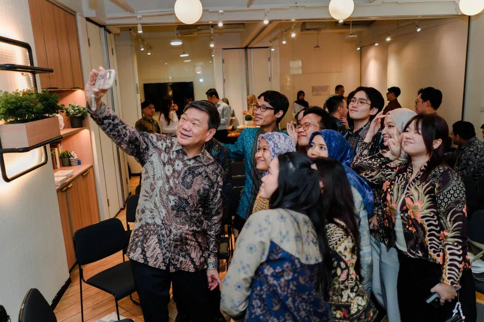 Pelajar universiti dari Indonesia bergambar bersama Duta Besar Singapura ke Indonesia, Encik Kwok Fook Seng (paling kiri) dalam majlis penyampaian anugerah yang merangkumi bantuan kewangan untuk pengajian mereka, serta akses kepada penempatan latihan industri di syarikat-syarikat  Dewan Perniagaan dan Perusahaan Singapura di Indonesia (SingCham) yang beroperasi di Indonesia.