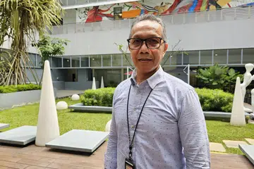GIGIH TINGKAT KEMAHIRAN: Meskipun Encik Abdul Wahib Kassim menyertai DBS dengan hanya kelulusan institut vokasional, beliau tidak segan untuk meningkatkan kemahiran demi menggalas tanggungjawab yang lebih besar.