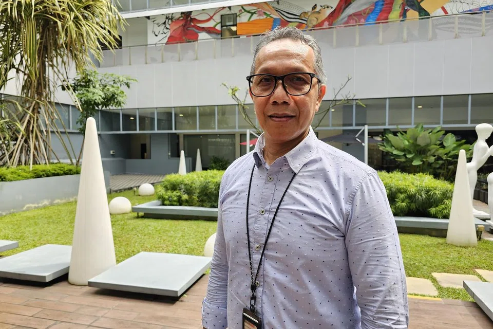 GIGIH TINGKAT KEMAHIRAN: Meskipun Encik Abdul Wahib Kassim menyertai DBS dengan hanya kelulusan institut vokasional, beliau tidak segan untuk meningkatkan kemahiran demi menggalas tanggungjawab yang lebih besar.