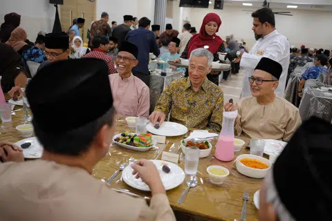 Encik Lee Hsien Loong (berbaju batik), menghadiri acara buka puasa di Masjid Al-Amin di Telok Blangah pada 22 Mac. Turut hadir ialah (dari kiri) Ketua Eksekutif Majlis Ugama Islam Singapura (Muis), Encik Kadir Maideen; Menteri Bertanggungjawab bagi Ehwal Masyarakat Islam, Encik Masagos Zulkifli Masagos Mohamad; dan Pengerusi Eksekutif Kanan Masjid Al-Amin, Encik Khalid Shukur Bakri.