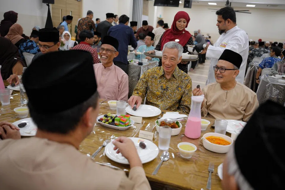 Encik Lee Hsien Loong (berbaju batik), menghadiri acara buka puasa di Masjid Al-Amin di Telok Blangah pada 22 Mac. Turut hadir ialah (dari kiri) Ketua Eksekutif Majlis Ugama Islam Singapura (Muis), Encik Kadir Maideen; Menteri Bertanggungjawab bagi Ehwal Masyarakat Islam, Encik Masagos Zulkifli Masagos Mohamad; dan Pengerusi Eksekutif Kanan Masjid Al-Amin, Encik Khalid Shukur Bakri.