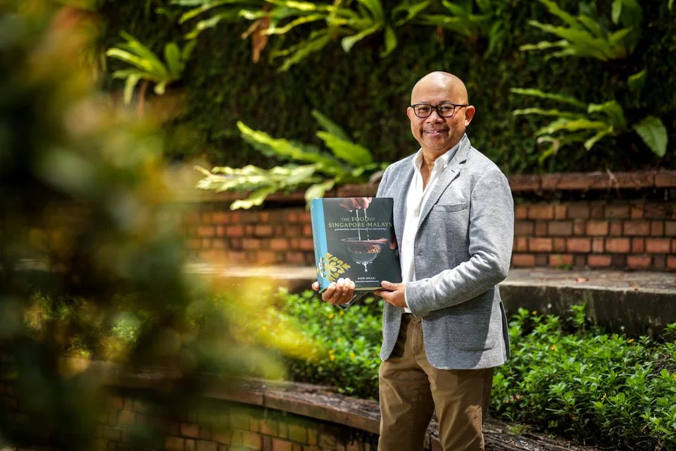 Buku,, ‘The Food of Singapore Malays: Gastronomic Travels through the Archipelago’ (Makanan Orang Melayu Singapura: Perjalanan Gastronomi melalui Nusantara), oleh pendidik dan ahli sejarah makanan, Encik Khir Johari.