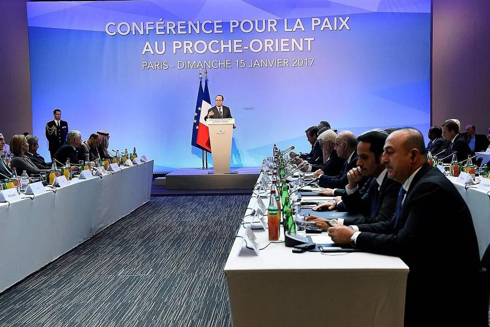PERSIDANGAN KEAMANAN DI TIMUR TENGAH: Presiden Perancis, Francois Hollande, memberi ucapan di persidangan yang diadakan di Paris Ahad lalu. Persidangan tersebut dihadiri menteri luar negara dan wakil sekitar 70 negara. Singapura menekankan sokongannya terhadap penerusan perbincangan antara Palestin dan Israel untuk mencapai penyelesaian dua negara dalam konflik yang mereka hadapi sejak sekian lama. - Foto AFP