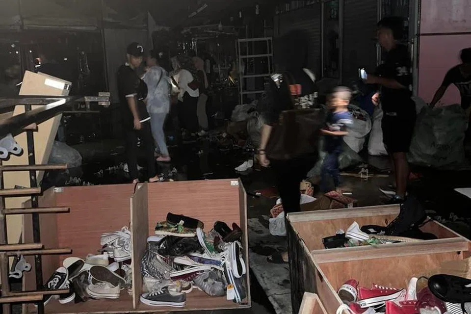 SEMPAT DISELAMATKAN: Sebahagian peniaga sempat menyelamatkan barangan dalam kejadian kebakaran lot kedai di Uptown Kota Damansara, Kuala Lumpur kira-kira 8.30 malam pada Isnin.