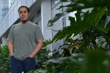 DULU BANYAK BERMAIN, KINI JURUTERA PENYELIDIKAN: Encik Ahmad Amirul Abdul Rahim hanya mula mengambil serius tentang pelajaran semasa menengah empat dan kemudian melanjutkan pengajian hingga ke peringkat sarjana muda. Jurutera penyelidikan di Institut Teknologi Pembuatan Singapura (Simtech) itu kini sedang mengikuti kursus diploma dalam desain komunikasi secara sambilan. - Foto BM oleh NG SOR LUAN