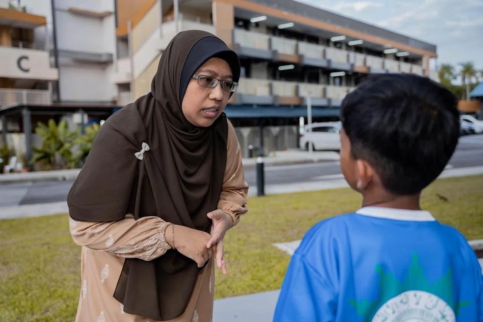 Penghuni Rumah Kebajikan Muhammadiyah, Ilham (bukan nama sebenar) (kanan) bersama pekerja kes RKM, Cik Siti Aisyah Samsudin (kiri).