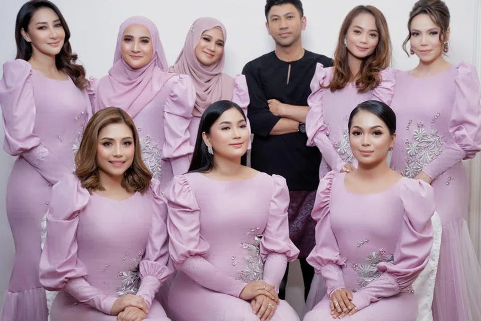 Adam Rashid (berdiri, tiga dari kanan) turut mencipta fesyen busana pengiring atau gadis dulang majlis artis, Elly Mazlein, yang terdiri daripada (berdiri dari kiri) Rita Rudaini, Azza Elite, Jasmine Ashraff, Intan Sarafina, Farahdhiya, (duduk dari kiri) Linda Hashim, Fasha Sandha dan Nad Zainal, pada 2020.