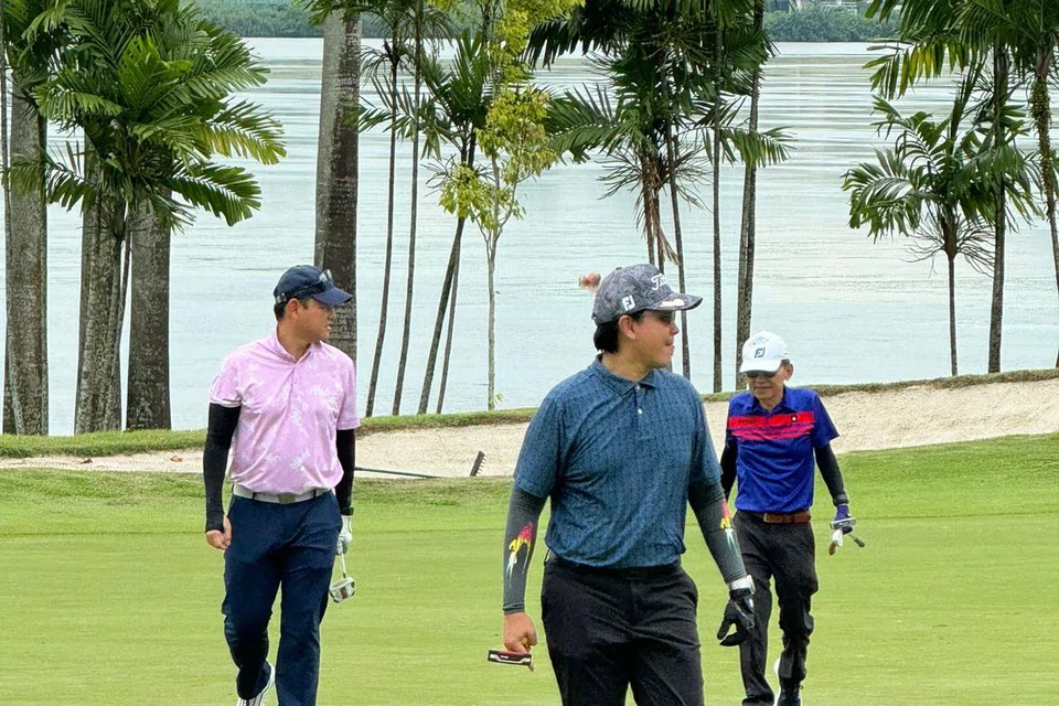 (dari kiri) Menteri Negara Kanan (Pertahanan merangkap Tenaga Manusia), Encik Zaqy Mohamed, anggota lembaga pengarah DPPMS, Encik Feroz Akbar dan Presiden Majlis Ugama Islam Singapura (Muis), Encik Saat A. Rahman bermain golf sempena acara Swing & Sip.