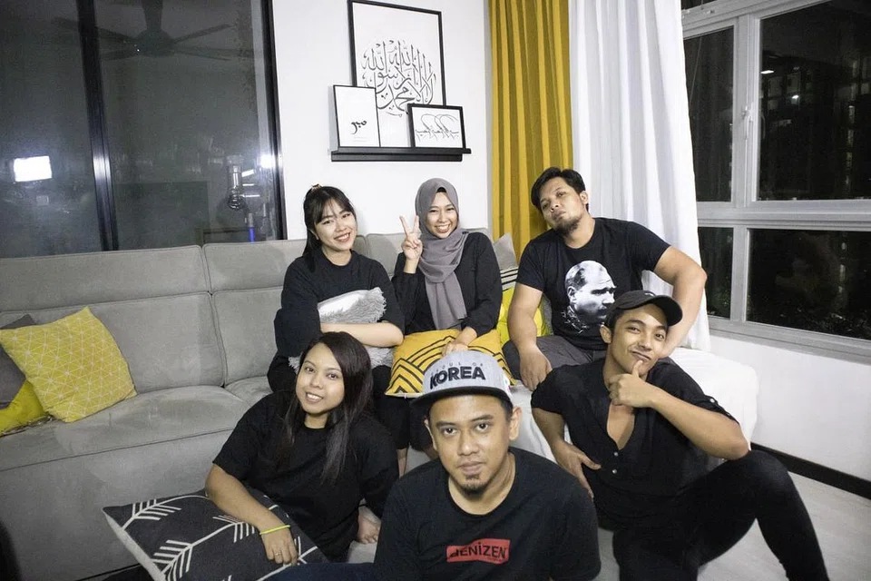 KRU DI SEBALIK PROJEK: (Barisan atas) Pemimpin projek, Cik Naqiah Ayub (tengah); adiknya, artis solekan Cik Nazirah Ayub (kiri) dan pengurus set filem, suami Cik Naqiah, Encik Aidil Ashrad Mohd Rashid (kanan). (Barisan bawah, dari kiri), Cik Norhudah Mohamed Noor, pengurus logistik sewaktu rakaman; Encik Mohammad Sharizal Selamat, jurukamera di sebalik tabir sementara dan Encik Akif Halqi Mohd Rashid, pelakon menampilkan watak hantu dalam kebanyakan 