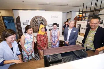 Mantan Presiden, Puan Halimah Yacob (tiga dari kiri), yang melawat galeri warisan baru untuk memperingati ulang tahun ke-150 YWCA pada 28 Oktober berkata, walau wanita kian ramai dalam tenaga kerja dan maju dalam pendidikan dan kerjaya, tuntutan masyarakat terhadap tugas wanita sebagai penjaga, masih belum banyak berubah.