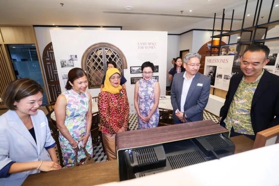 Mantan Presiden, Puan Halimah Yacob (tiga dari kiri), yang melawat galeri warisan baru untuk memperingati ulang tahun ke-150 YWCA pada 28 Oktober berkata, walau wanita kian ramai dalam tenaga kerja dan maju dalam pendidikan dan kerjaya, tuntutan masyarakat terhadap tugas wanita sebagai penjaga, masih belum banyak berubah.