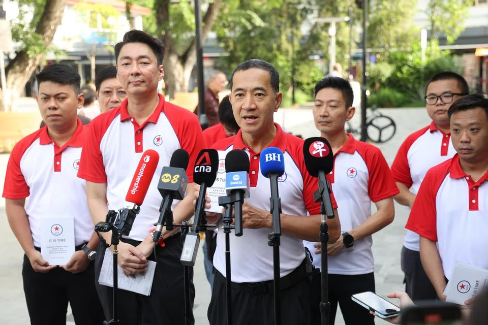 Setiausaha Agung SPP, Encik Steve Chia (tengah), bersama barisan calon parti, (dari kiri) eksekutif operasi sektor logistik Encik Muhammad Norhakim; pengerusi parti, Encik Melvyn Chiu; bendahari, Encik Williamson Lee (tiga dari kiri); serta pengurus operasi, Encik Lim Rui Xian, (kanan), yang bakal bertanding di GRC Bishan-Toa Payoh dan SMC Potong Pasir.