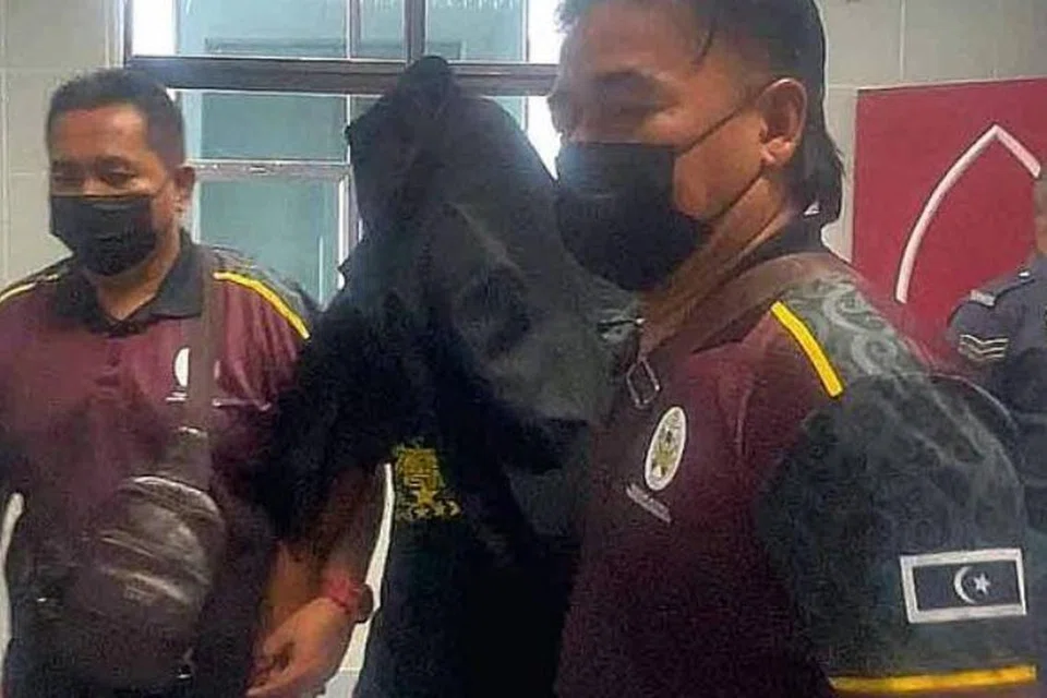 Mahkamah Tinggi Syariah Terengganu menjatuhkan hukuman enam sebatan di depan khalayak ramai di sebuah masjid di Terengganu terhadap seorang duda lima anak, yang didapati bersalah atas kesalahan khalwat pada 20 November.