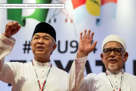 Presiden Umno, Datuk Seri Dr Ahmad Zahid Hamidi (kiri) bersama Presiden Parti Islam SeMalaysia (PAS), Tan Sri Abdul Hadi Awang ketika memeterai kerjasama politik menerusi piagam Muafakat Nasional (MN) di Himpunan Penyatuan Ummah pada 14 September 2019 di Kuala Lumpur.