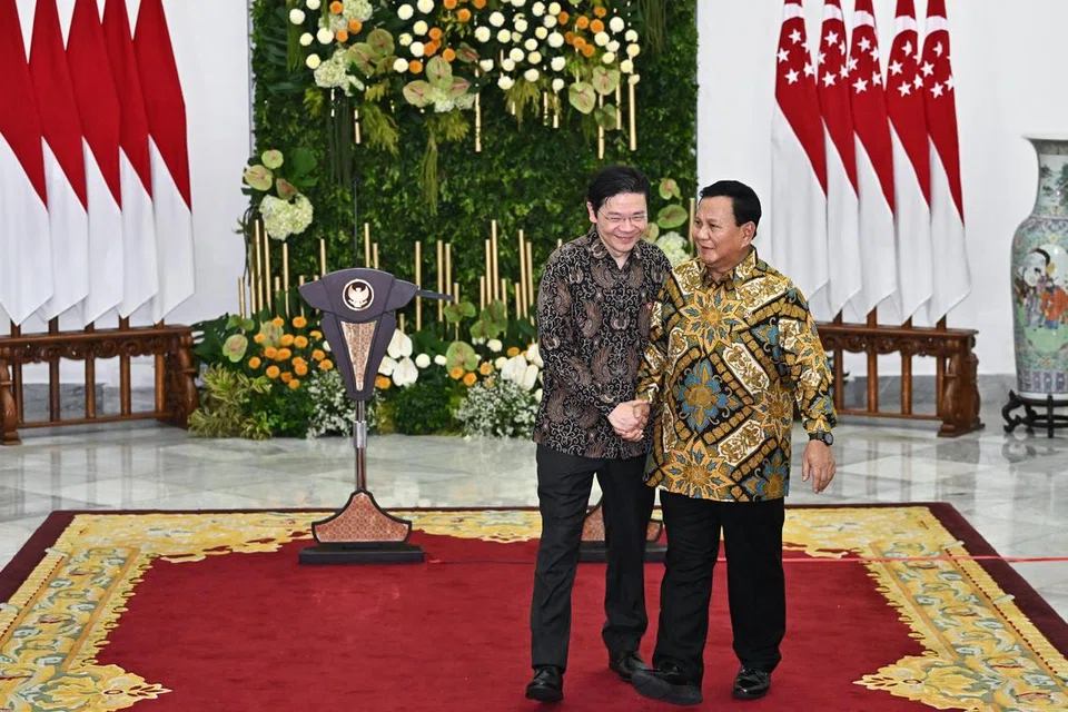 Timbalan Perdana Menteri, Encik Lawrence Wong, beramah tamah dengan bakal Presiden Indonesia, Encik Prabowo Subianto, di Rahat Pemimpin Singapura-Indonesia di Bogor, Indonesia, pada 29 April. Encik Wong akan mengambil alih dari Encik Lee Hsien Loong sebagai Perdana Menteri Singapura pada 15 Mei. Encik Prabowo pula akan menggantikan Presiden Indonesia, Encik Joko Widodo, pada Oktober selepas diisytiharkan sebagai Presiden Indonesia yang terpilih.