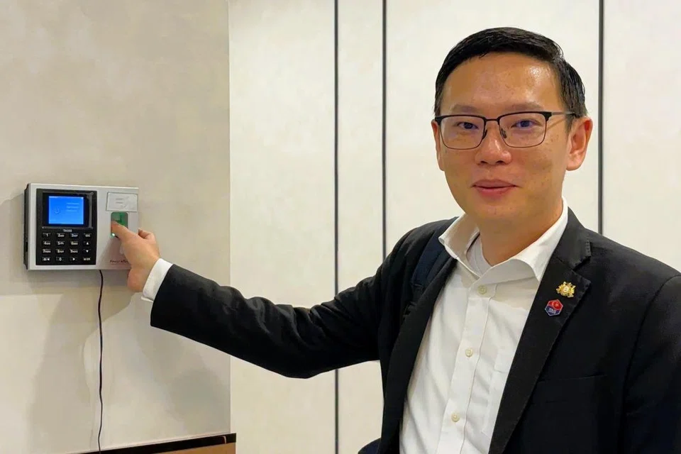 Encik Lee Ting Han memulakan hari pertama beliau sebagai Pengerusi Jawatankuasa Pelaburan, Perdagangan, Hal Ehwal Pengguna dan Sumber Manusia Johor di Kota Iskandar.