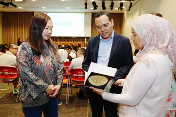 (dari kanan) Pengarah Eksekutif Casa Raudha, Cik Zaharah Ariff, Menteri Negara (Pembangunan Sosial dan Keluarga merangkap Ehwal Luar), Encik Zhulkarnain Abdul Rahim, dan Pengerusi Casa Raudha, Cik Shahrany Hassan membelek buku terbitan Casa Raudha bertajuk ‘When Healing Leads: Messages Without Borders’, pada 11 Julai.
