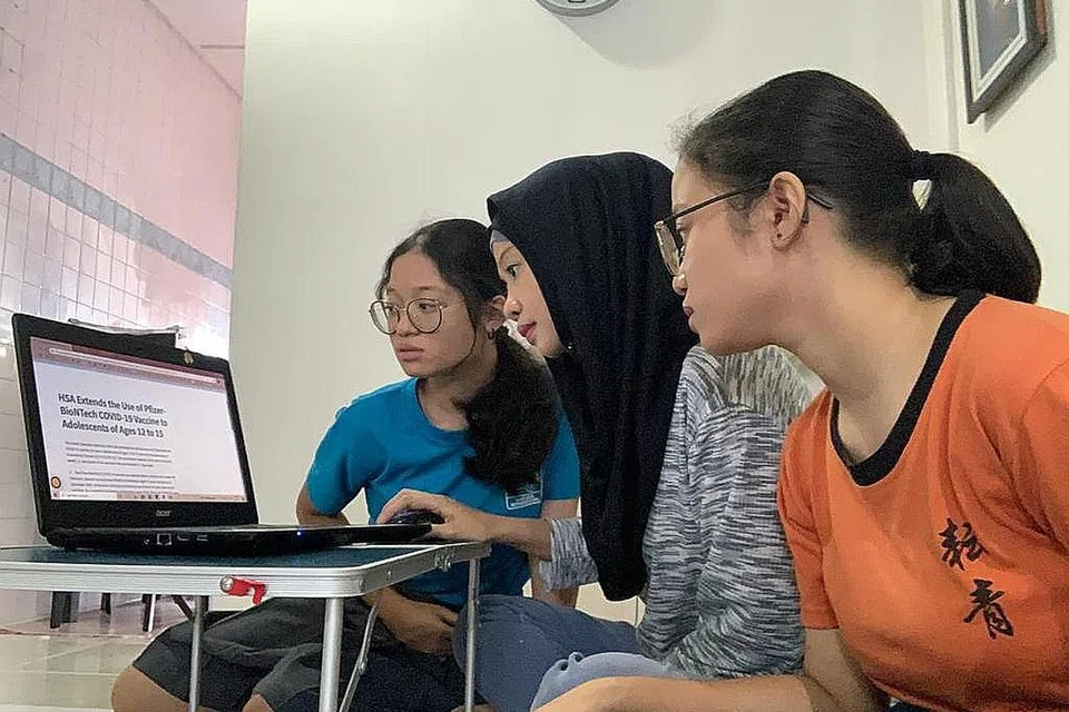 MAHU ANAK DILINDUNGI: Cik Shahidah Selamat (tengah) mengalu-alukan usaha pemerintah mengutamakan proses vaksinasi bagi pelajar yang akan menduduki peperiksaan nasional. Anak kembarnya Nur Syazwana Mohammed Zaini (kanan) dan Nur Syazwani akan menduduki peperiksaan GCE peringkat 'O' tahun ini dan akan divaksinasi Jumaat ini. - Foto ihsan SHAHIDAH SELAMAT