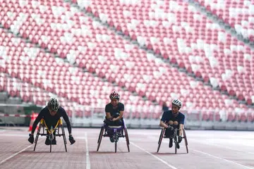 SIAP BERLUMBA: Atlit perlumbaan kerusi roda (dari kiri) Dr William Tan, Norsilawati Sa'at dan Chua Meng Koon, bersiap sebelum acara mereka. 