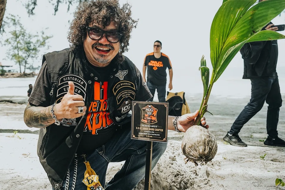 Encik Ronnie yang juga Pencatat Sejarah dan Penyunting H.O.G. Johor Bahru Chapter menanam anak pokok kelapa di Tanjung Leman, Mersing.