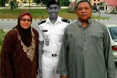 Gambar kenangan Allahyarham Zulfarhan Osman Zulkarnain (tengah) bersama bapanya, Encik Zulkarnain Idrus dan ibunya, Cik Hawa Osman.