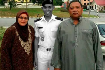 Gambar kenangan Allahyarham Zulfarhan Osman Zulkarnain (tengah) bersama bapanya, Encik Zulkarnain Idrus dan ibunya, Cik Hawa Osman.