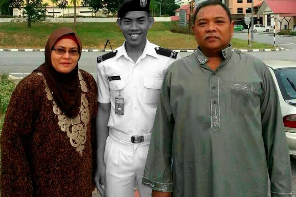 Gambar kenangan Allahyarham Zulfarhan Osman Zulkarnain (tengah) bersama bapanya, Encik Zulkarnain Idrus dan ibunya, Cik Hawa Osman.
