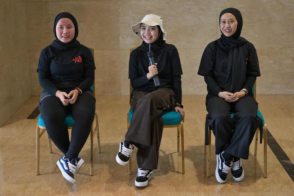Tiga wanita yang membentuk kumpulan ‘heavy metal’ dari Garut, Jawa Barat, Voice of Baceprot (VOB), (dari kiri) Euis Siti Aisyah, pemain dram; Firda Marsya Kurnia, penyanyi utama yang juga pemain gitar; dan Widi Rahmawati, pemain bes. ‘Heavy metal’ adalah salah satu daripada pelbagai jenis muzik rok. 