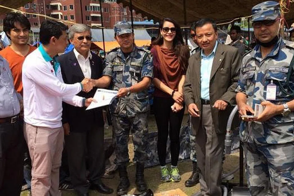 RASA TERKESAN OLEH BENCANA YANG MENIMPA NEPAL: Encik Hassan Ahmad (tiga dari kiri) menyerahkan bekalan bantuan termasuk beg mayat, pengusung dan sistem penapis air kepada pegawai kanan Pasukan Polis Bersenjata Nepal, Timbalan Superintenden Jeevan KC, dengan disaksikan Pengerusi Kelab Rotari Nepal (bersut hitam). - Foto CCF