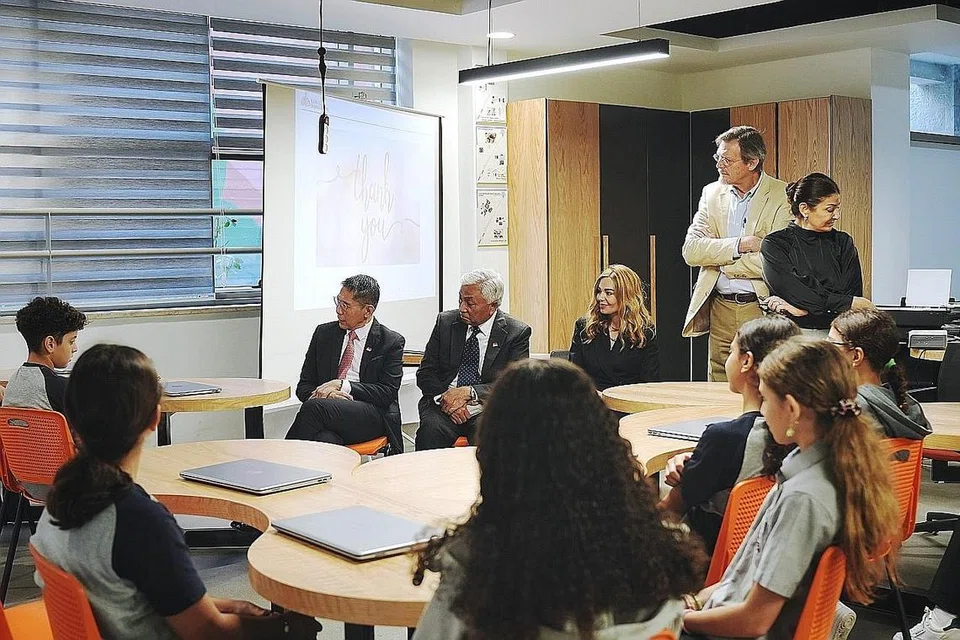 KONGSI PENGALAMAN: (Dari kiri) Menteri di Pejabat Perdana Menteri, Dr Mohamad Maliki Osman; wakil Singapura bukan bermastautin di Palestin, Encik Hawazi Daipi; pengarah kehormat Pejabat Perwakilan Singapura di Ramallah, Cik Shireen Shelleh; guru besar peringkat tinggi Sekolah Rakan Ramallah, Encik Paul Parker, dan ketua sekolah, Cik Rania Maayeh, berkongsi pengalaman bersama murid Gred Enam Sekolah Rakan Ramallah ketika lawatan kerja Dr Maliki ke wilayah Palestin 18 Oktober lalu. - Foto-foto BM oleh HARITH MUSTAFFA 