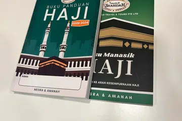Setiap anggota jemaah Shahidah Travel & Tours akan dibekalkan dengan ‘Buku Panduan Haji Edisi 2024’ (kiri) dan ‘Buku Manasik Haji’ bagi membantu merancang perjalanan haji mereka dengan cekap dan mengurangkan kebimbangan tatkala berada di tanah suci.