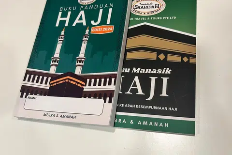 Setiap anggota jemaah Shahidah Travel & Tours akan dibekalkan dengan ‘Buku Panduan Haji Edisi 2024’ (kiri) dan ‘Buku Manasik Haji’ bagi membantu merancang perjalanan haji mereka dengan cekap dan mengurangkan kebimbangan tatkala berada di tanah suci.
