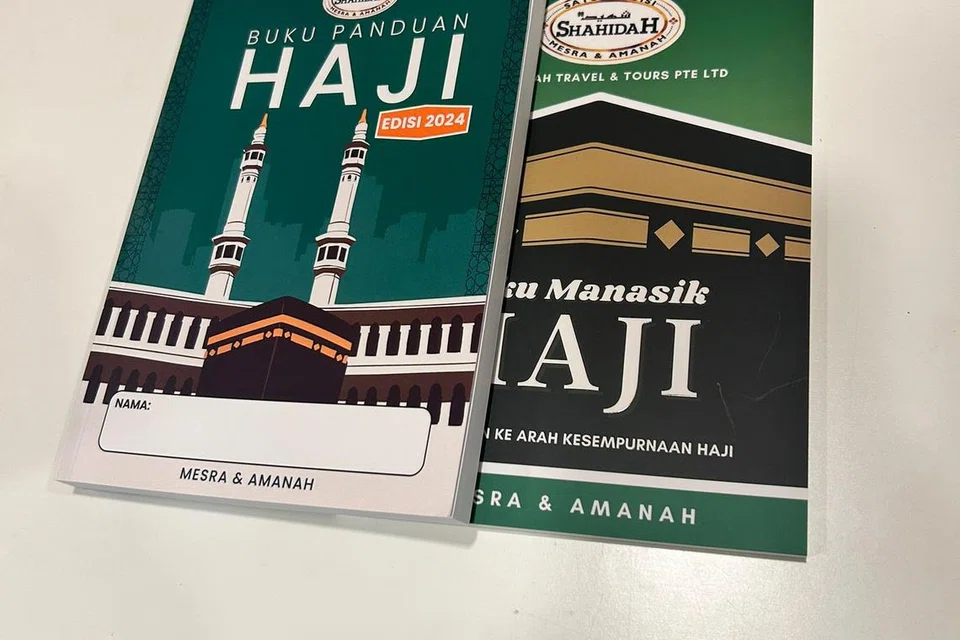 Setiap anggota jemaah Shahidah Travel & Tours akan dibekalkan dengan ‘Buku Panduan Haji Edisi 2024’ (kiri) dan ‘Buku Manasik Haji’ bagi membantu merancang perjalanan haji mereka dengan cekap dan mengurangkan kebimbangan tatkala berada di tanah suci.
