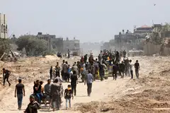 Penduduk Palestin yang telah berlindung di Rafah, meninggalkan bandar itu untuk kembali ke Khan Yunis selepas Israel menarik pasukan daratnya keluar dari Rafah. Israel bertegas akan menyerang Rafah meskipun pemerintah dan organisasi asing telah menggesanya tidak melakukan demikian. 