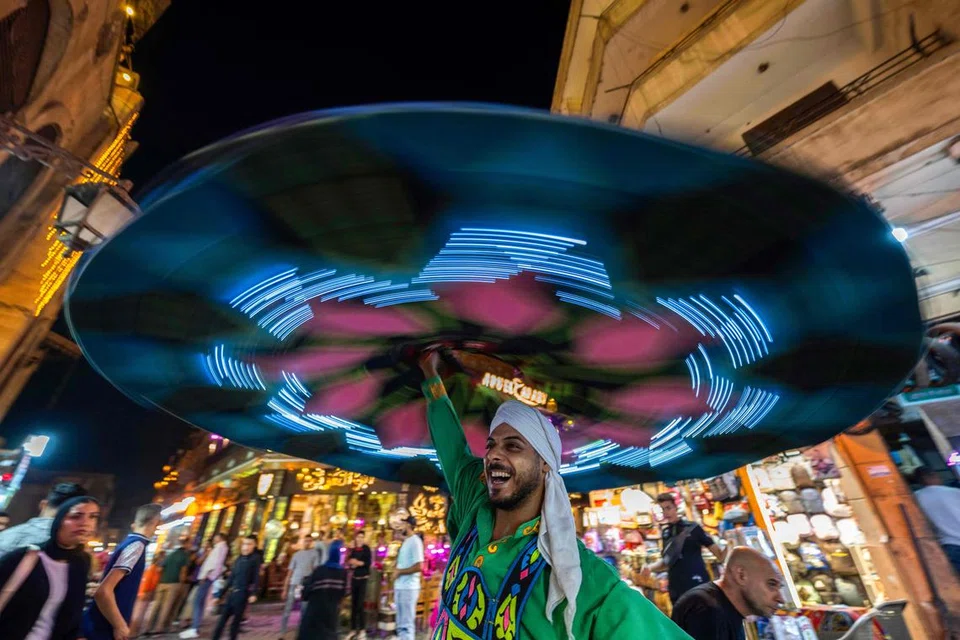 Meskipun kini berdepan krisis tenaga sehingga kedai perlu ditutup lebih awal pada waktu malam, rakyat Mesir masih meneruskan tradisi seperti seorang penari Mesir ini yang membuat persembahan di Tanoura di luar kedai kopi di jalan al-Muizz di Kahirah pada 29 Ogos. 