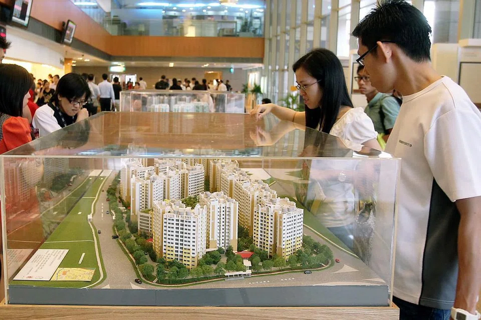MENCARI FLAT IDAMAN: Orang ramai melihat model flat terdapat di HDB Hub. Jika ingin mendapatkan flat dengan pantas, flat di bawah ROF boleh menjadi pilihan. - Foto fail