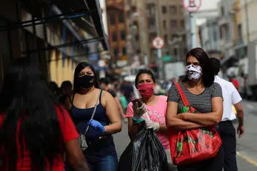 LINDUNG DIRI: Sekumpulan wanita dilihat memakai pelitup dan sarung tangan membawa beg semasa berbelanja setelah dewan bandar raya melonggarkan sekatan membendung penularan koronavirus di Sao Paulo, Brazil, semalam.