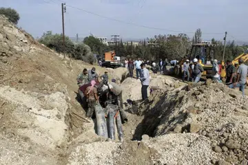 Penduduk tempatan memeriksa kawasan yang rosak teruk selepas serangan yang didakwa dilakukan oleh Israel di Masyaf, wilayah Hama, pada 9 September 2024. Serangan itu dilaporkan oleh media rasmi Syria sebagai sebahagian daripada siri serangan udara yang menyasarkan kawasan strategik di negara itu.