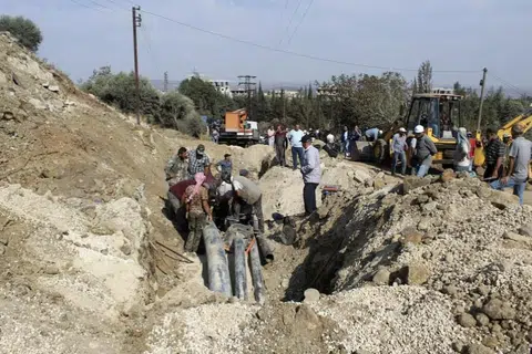 Penduduk tempatan memeriksa kawasan yang rosak teruk selepas serangan yang didakwa dilakukan oleh Israel di Masyaf, wilayah Hama, pada 9 September 2024. Serangan itu dilaporkan oleh media rasmi Syria sebagai sebahagian daripada siri serangan udara yang menyasarkan kawasan strategik di negara itu.