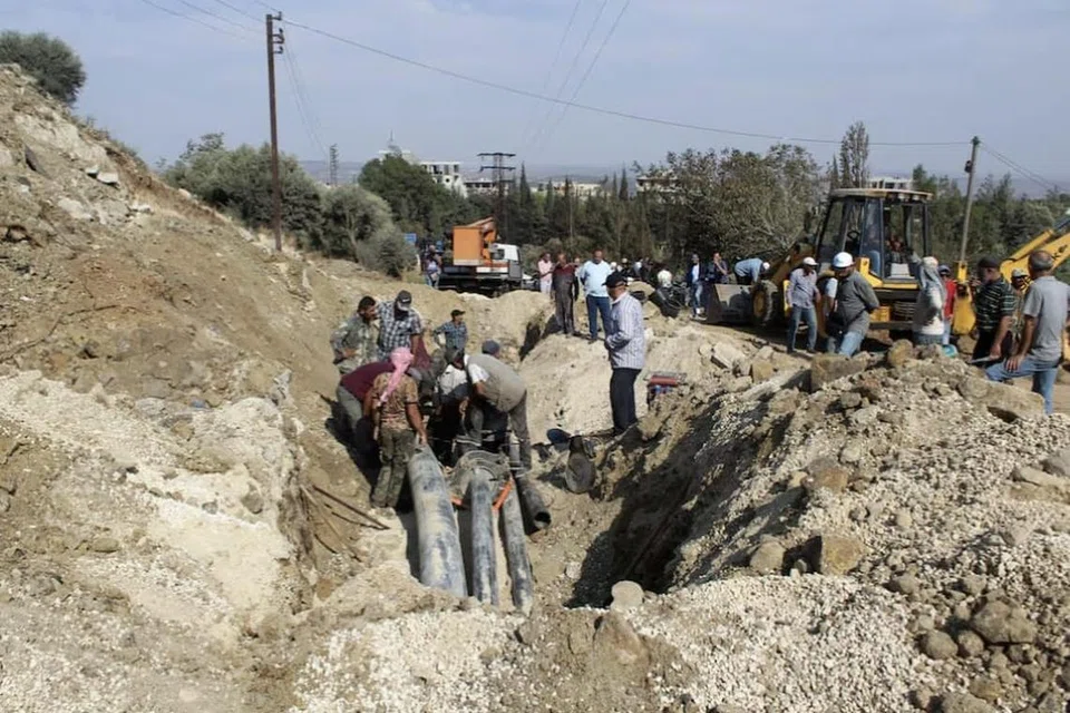 Penduduk tempatan memeriksa kawasan yang rosak teruk selepas serangan yang didakwa dilakukan oleh Israel di Masyaf, wilayah Hama, pada 9 September 2024. Serangan itu dilaporkan oleh media rasmi Syria sebagai sebahagian daripada siri serangan udara yang menyasarkan kawasan strategik di negara itu.