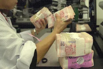 LANGKAH DEMI PASTIKAN KEMANTAPAN NILAI DOLAR SINGAPURA: MAS berkata, rangka kerja dasar kewangan Singapura, yang berpusat pada kadar pertukaran, sentiasa bertujuan memastikan kestabilan harga jangka sederhana, dan akan kekal seperti itu. - Foto fail