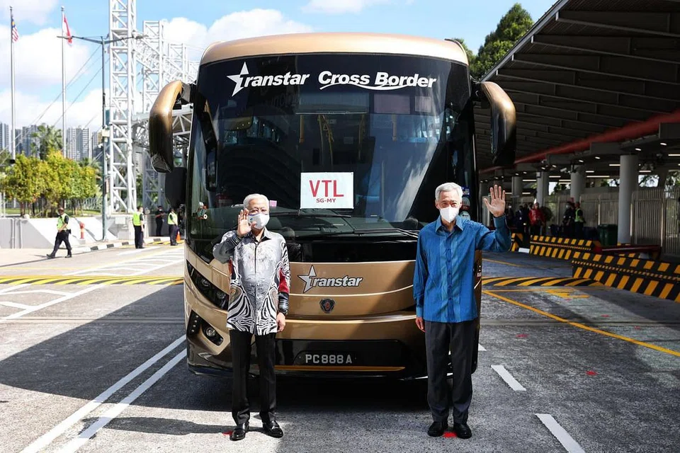 Encik Lee (kanan) menyambut ketibaan Datuk Seri Ismail Sabri di Pusat Pemeriksaan Woodlands pada Isnin (29 Nov).