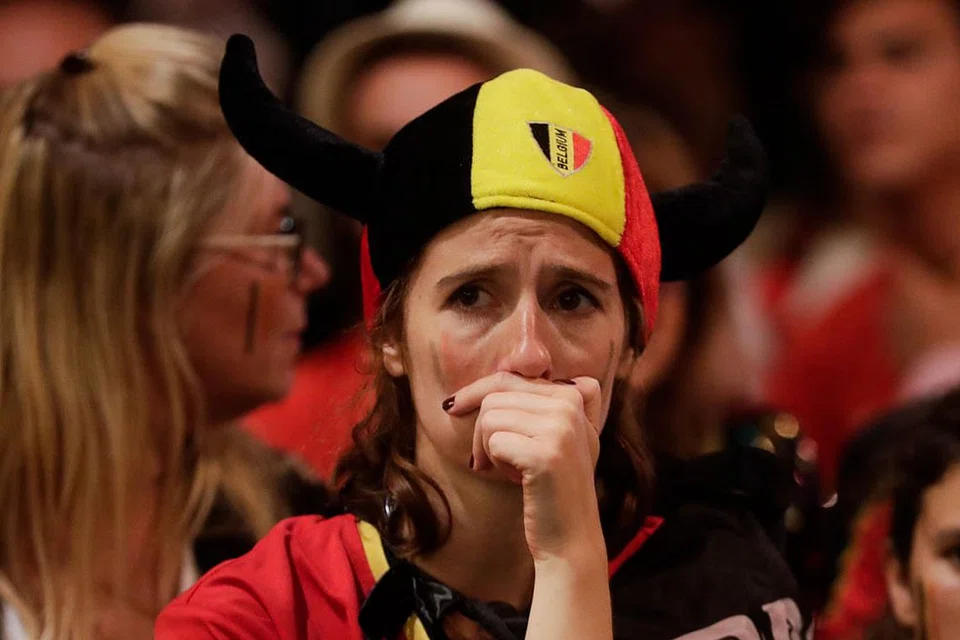 HAMPA: Seorang penyokong Belgium di Brussels menunjukkan reaksi semasa menyaksikan siaran langsung perlawanan suku akhir menentang Italy. Belgium tewas 1-2. - Foto EPA-EFE