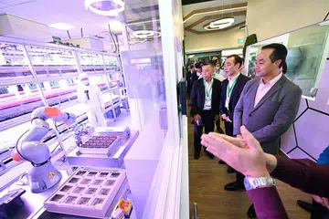 LANGKAH KEMAMPANAN: Dr Koh Poh Koon (kanan) menyaksikan Robot Kolaboratif (Cobot) melakukan proses pembenihan di ITE Kolej Timur semalam. - Foto BH oleh LIM YAOHUI 