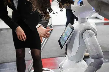 ROBOT GANTI MANUSIA: Kemajuan dalam kecerdasan buatan, seperti robot ini, yang berinteraksi dengan pengunjung sewaktu pameran robot di Hanover, Jerman, meningkatkan kebimbangan mengenai automasi menggantikan pekerjaan. Yang terbaru ialah BlackRock, yang mengumumkan komputer akan menggantikan beberapa pekerja. - Foto AFP