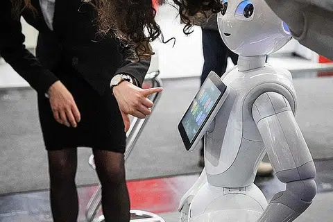 ROBOT GANTI MANUSIA: Kemajuan dalam kecerdasan buatan, seperti robot ini, yang berinteraksi dengan pengunjung sewaktu pameran robot di Hanover, Jerman, meningkatkan kebimbangan mengenai automasi menggantikan pekerjaan. Yang terbaru ialah BlackRock, yang mengumumkan komputer akan menggantikan beberapa pekerja. - Foto AFP